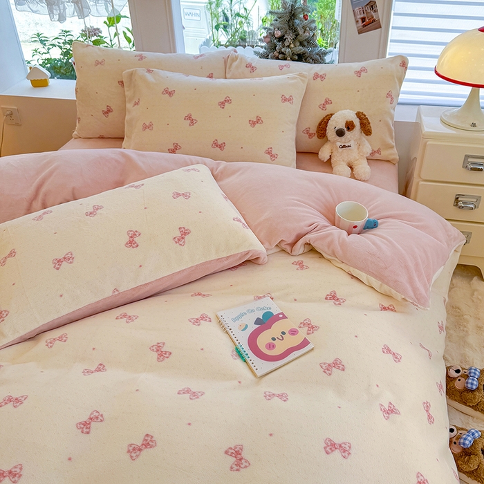 91家纺网 家纺一手货源 找家纺 酱子 2025新款200克高克重印花牛奶绒四件套 桃漾绮梦