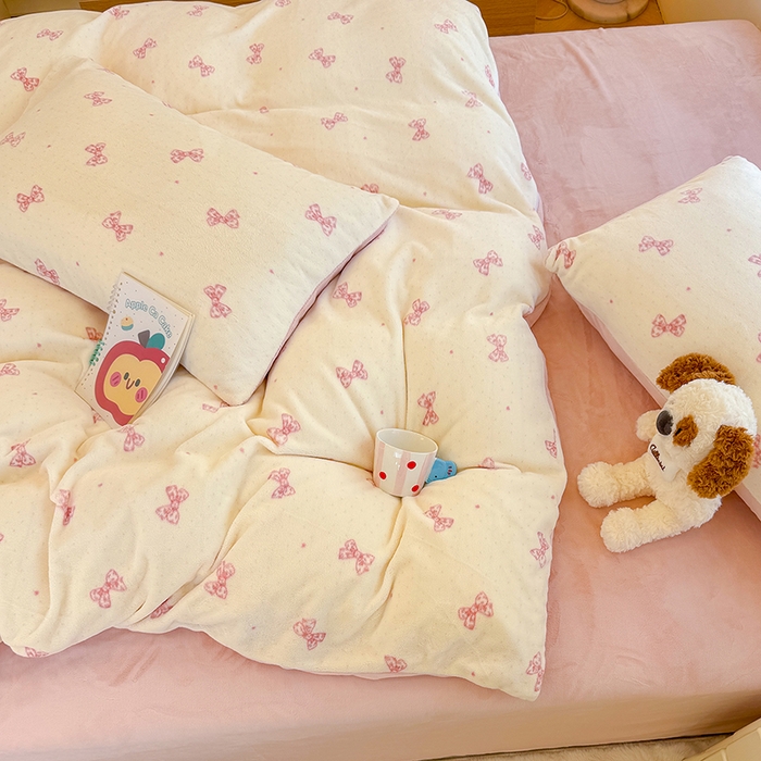 91家纺网 家纺一手货源 找家纺 酱子 2025新款200克高克重印花牛奶绒四件套 桃漾绮梦