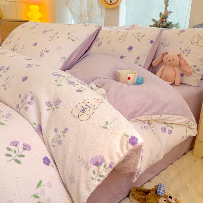 91家纺网 家纺一手货源 找家纺 酱子 2025新款200克高克重印花牛奶绒四件套 兔眠花笺