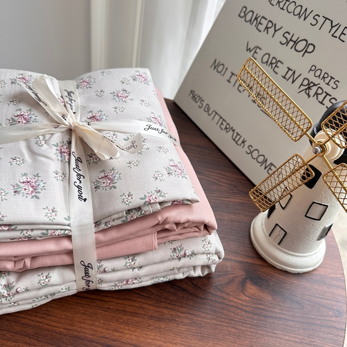 91家纺网 家纺一手货源 找家纺 爱思佳 2024新款A类母婴全棉双层纱印花四件套直播热卖系列-系列一 瑾年