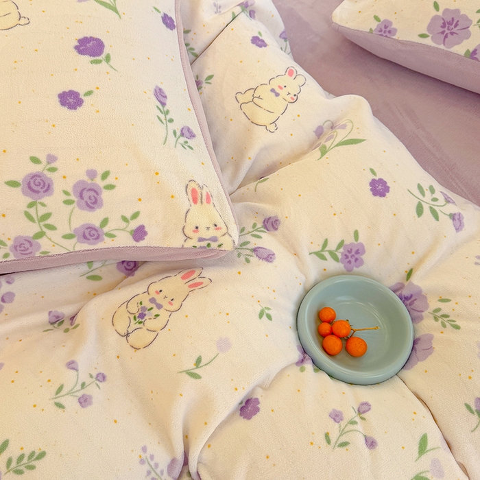 91家纺网 家纺一手货源 找家纺 酱子 2025新款200克高克重印花牛奶绒四件套 兔眠花笺