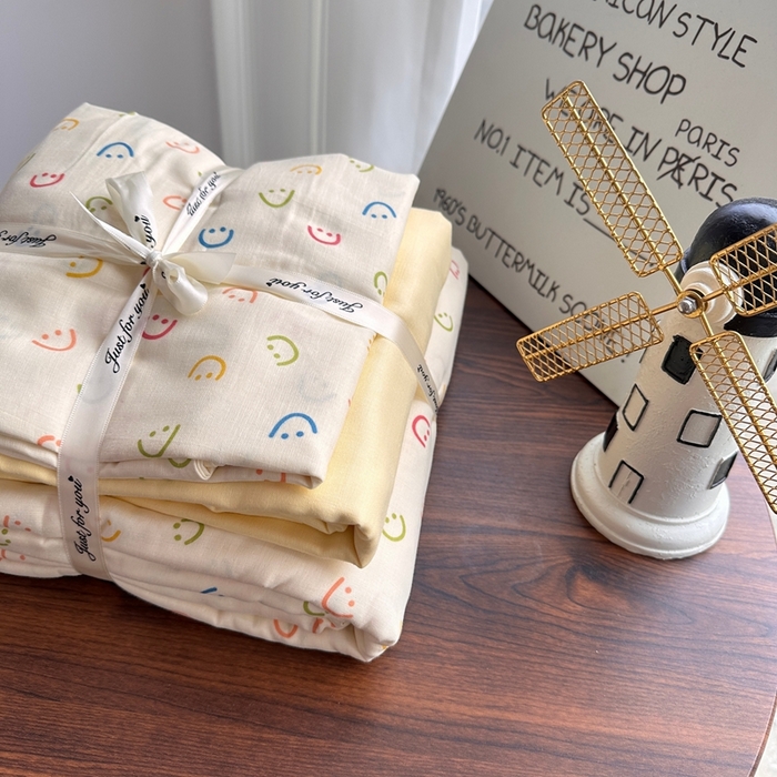 91家纺网 家纺一手货源 找家纺 爱思佳 2024新款A类母婴全棉双层纱印花四件套直播热卖系列-系列一 开心派