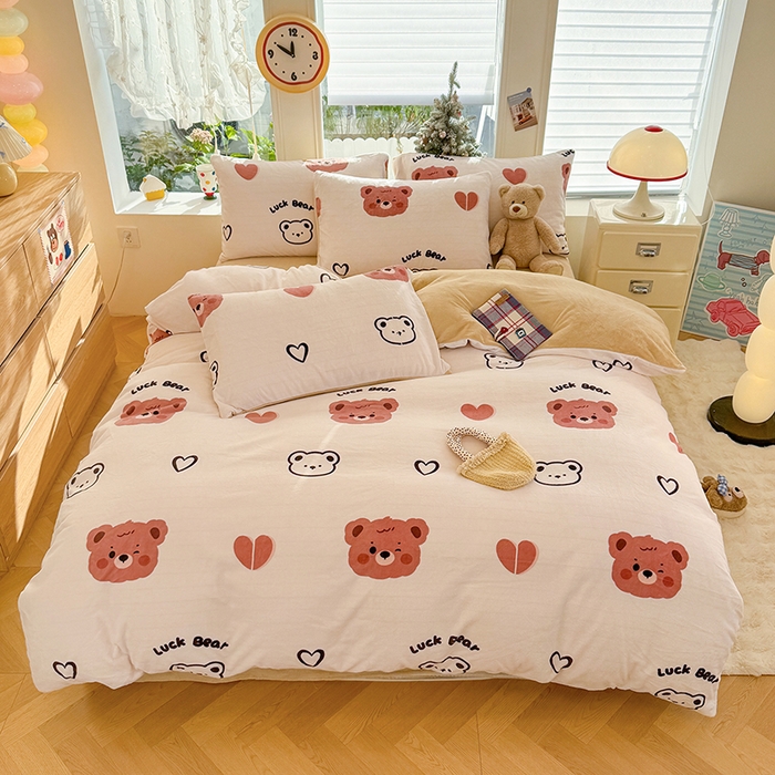 91家纺网 家纺一手货源 找家纺 酱子 2025新款200克高克重印花牛奶绒四件套 小熊心旅