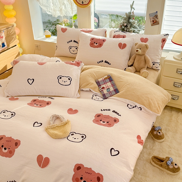 91家纺网 家纺一手货源 找家纺 酱子 2025新款200克高克重印花牛奶绒四件套 小熊心旅