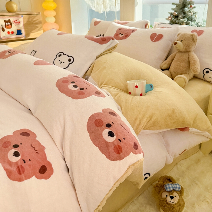 91家纺网 家纺一手货源 找家纺 酱子 2025新款200克高克重印花牛奶绒四件套 小熊心旅