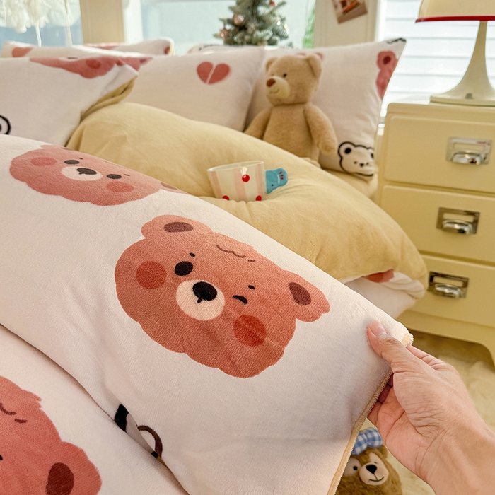 91家纺网 家纺一手货源 找家纺 酱子 2025新款200克高克重印花牛奶绒四件套 小熊心旅