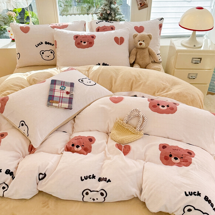 91家纺网 家纺一手货源 找家纺 酱子 2025新款200克高克重印花牛奶绒四件套 小熊心旅