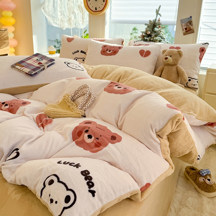 91家纺网 家纺一手货源 找家纺 酱子 2025新款200克高克重印花牛奶绒四件套 小熊心旅