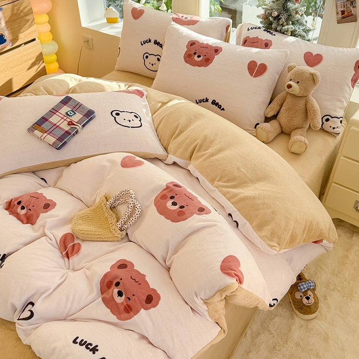 91家纺网 家纺一手货源 找家纺 酱子 2025新款200克高克重印花牛奶绒四件套 小熊心旅