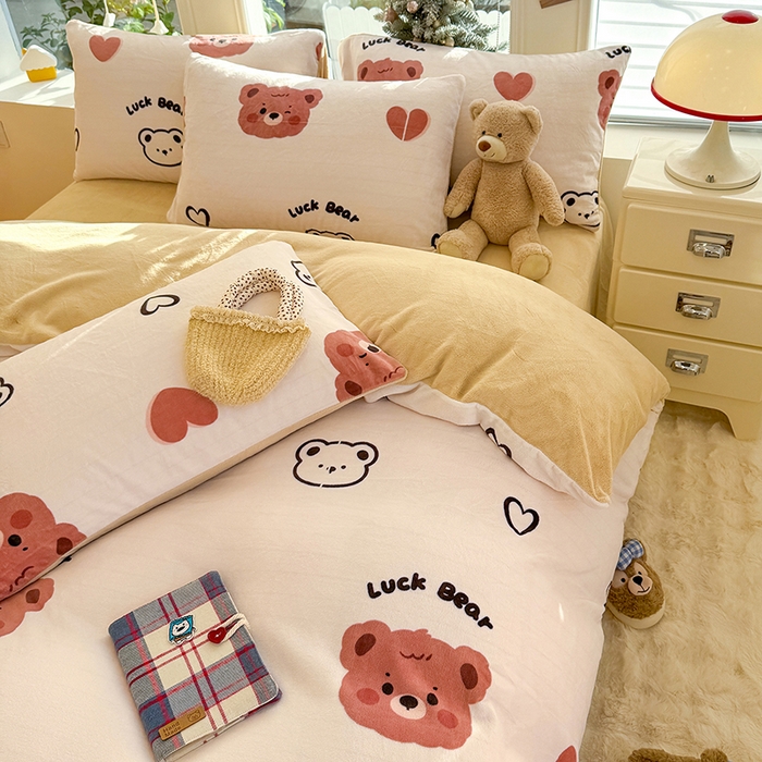 91家纺网 家纺一手货源 找家纺 酱子 2025新款200克高克重印花牛奶绒四件套 小熊心旅