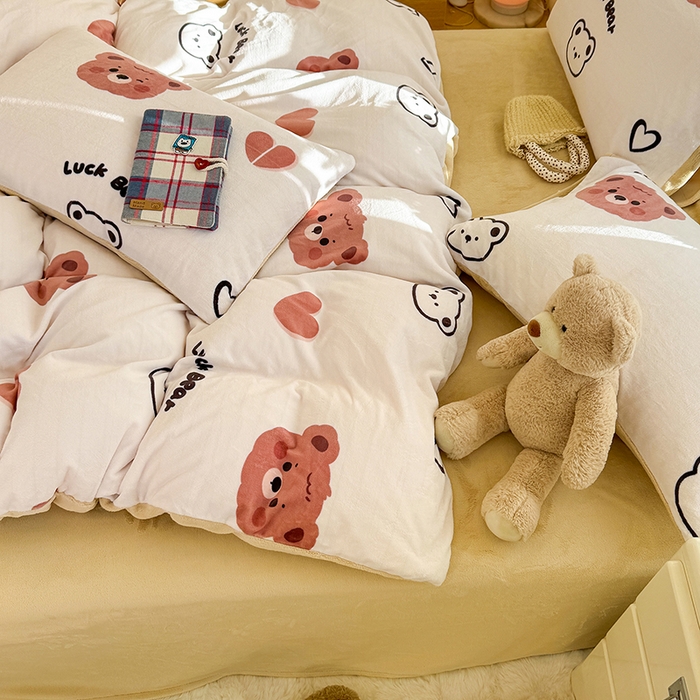 91家纺网 家纺一手货源 找家纺 酱子 2025新款200克高克重印花牛奶绒四件套 小熊心旅