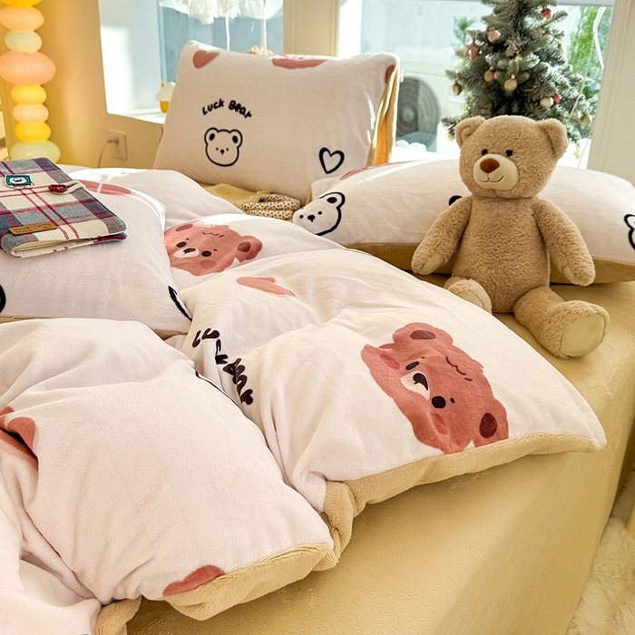 91家纺网 家纺一手货源 找家纺 酱子 2025新款200克高克重印花牛奶绒四件套 小熊心旅