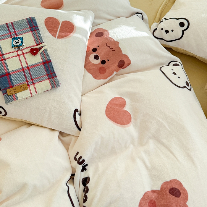 91家纺网 家纺一手货源 找家纺 酱子 2025新款200克高克重印花牛奶绒四件套 小熊心旅