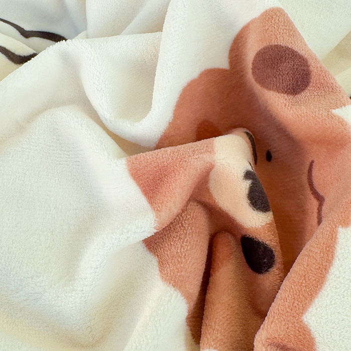 91家纺网 家纺一手货源 找家纺 酱子 2025新款200克高克重印花牛奶绒四件套 小熊心旅