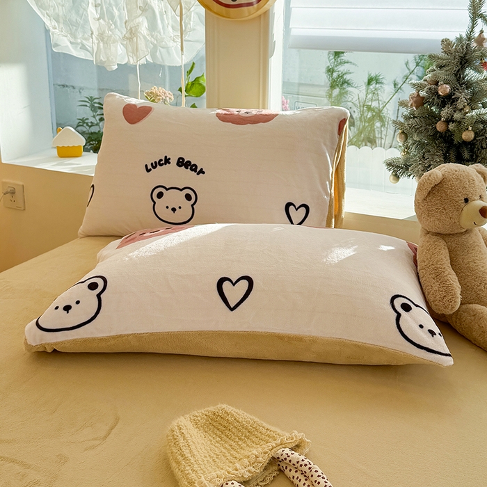 91家纺网 家纺一手货源 找家纺 酱子 2025新款200克高克重印花牛奶绒四件套 小熊心旅