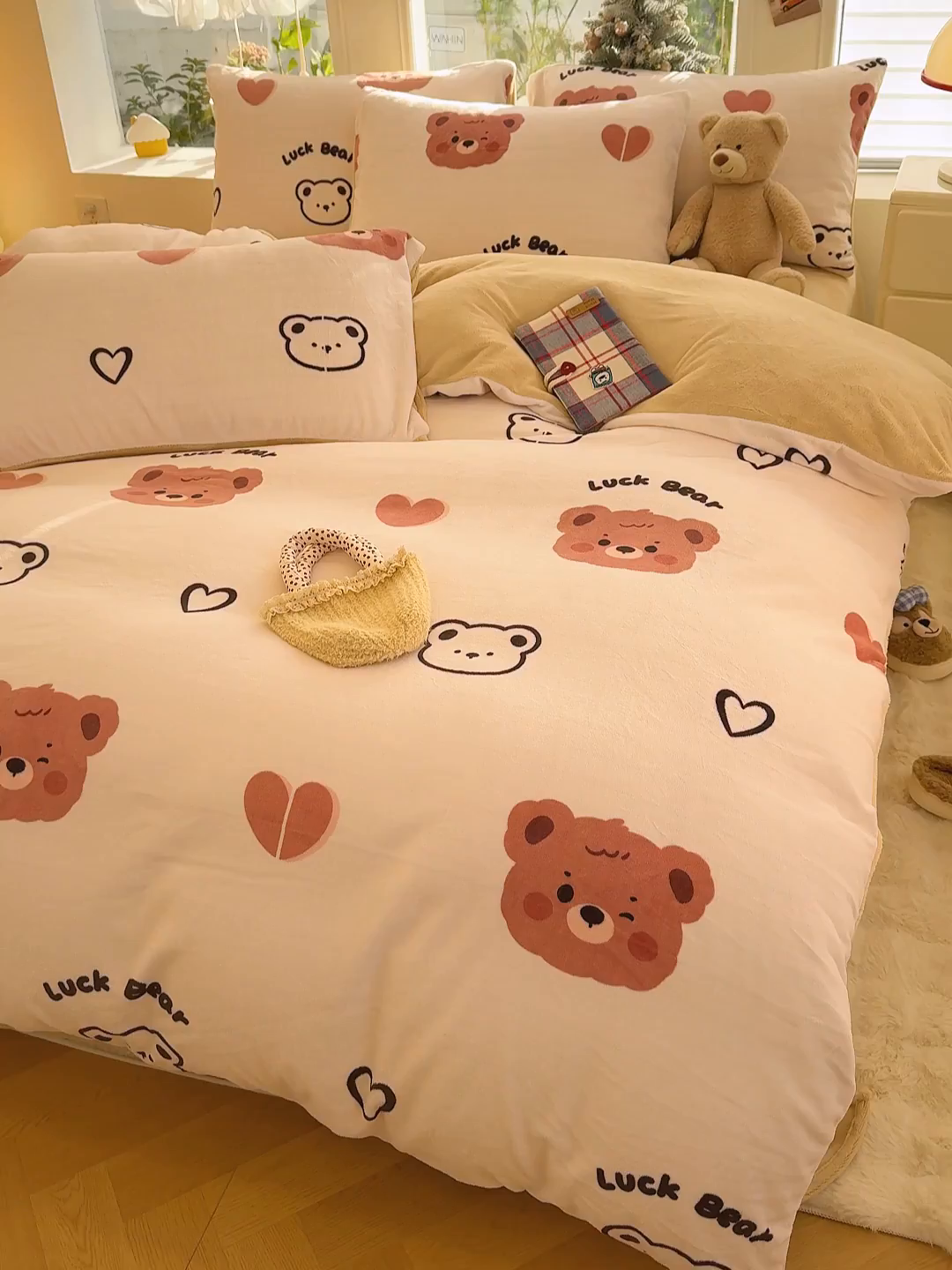 91家纺网 家纺一手货源 找家纺 酱子 2025新款200克高克重印花牛奶绒四件套 小熊心旅