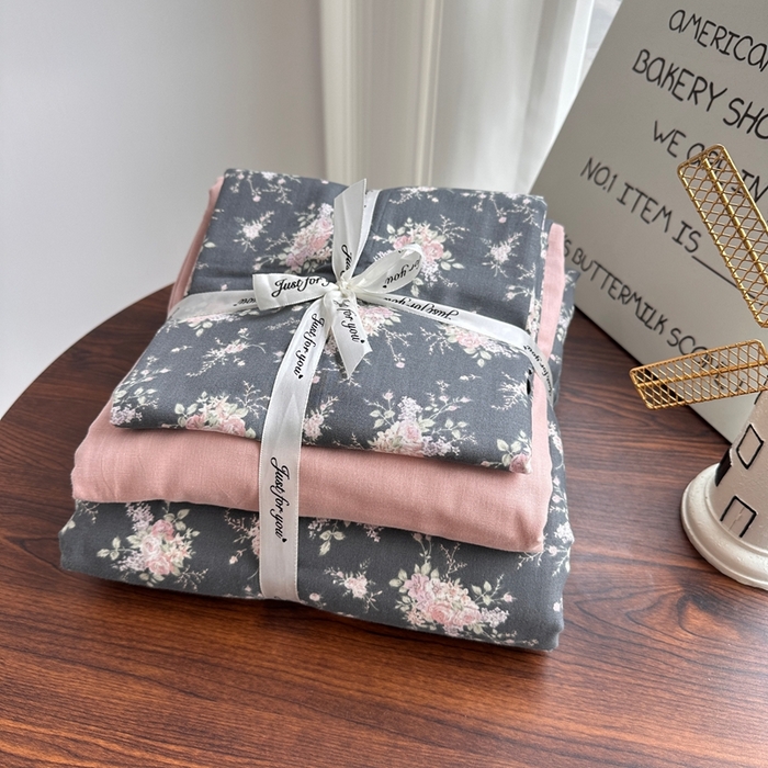 91家纺网 家纺一手货源 找家纺 爱思佳 2024新款A类母婴全棉双层纱印花四件套直播热卖系列-系列一 梦里花