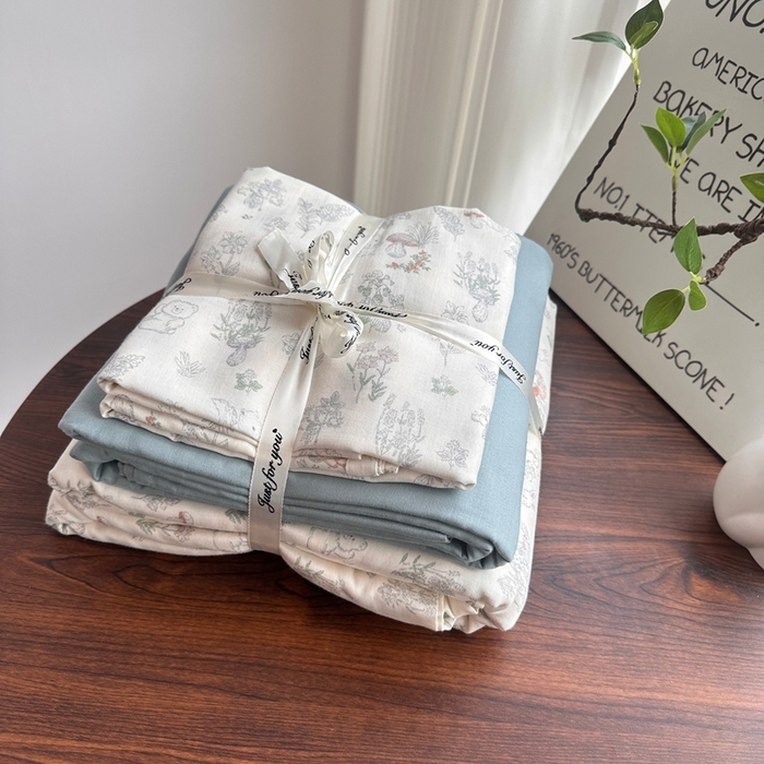 91家纺网 家纺一手货源 找家纺 爱思佳 2024新款A类母婴全棉双层纱印花四件套直播热卖系列-系列一 秘境森林