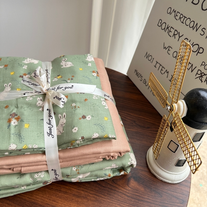 91家纺网 家纺一手货源 找家纺 爱思佳 2024新款A类母婴全棉双层纱印花四件套直播热卖系列-系列一 秘境小兔