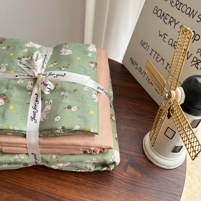 爱思佳 2024新款A类母婴全棉双层纱印花四件套直播热卖系列-系列一 秘境小兔