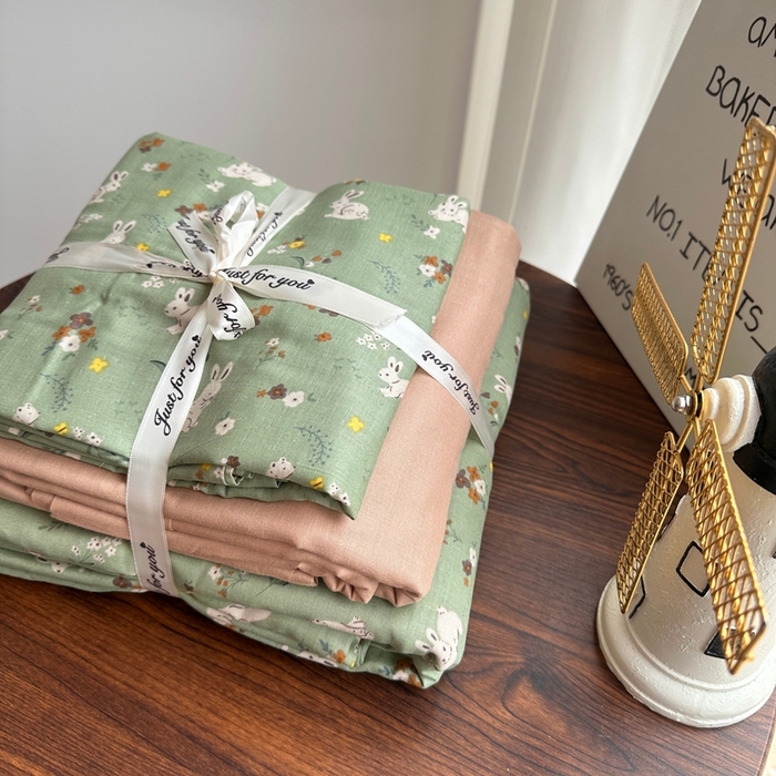 91家纺网 家纺一手货源 找家纺 爱思佳 2024新款A类母婴全棉双层纱印花四件套直播热卖系列-系列一 秘境小兔