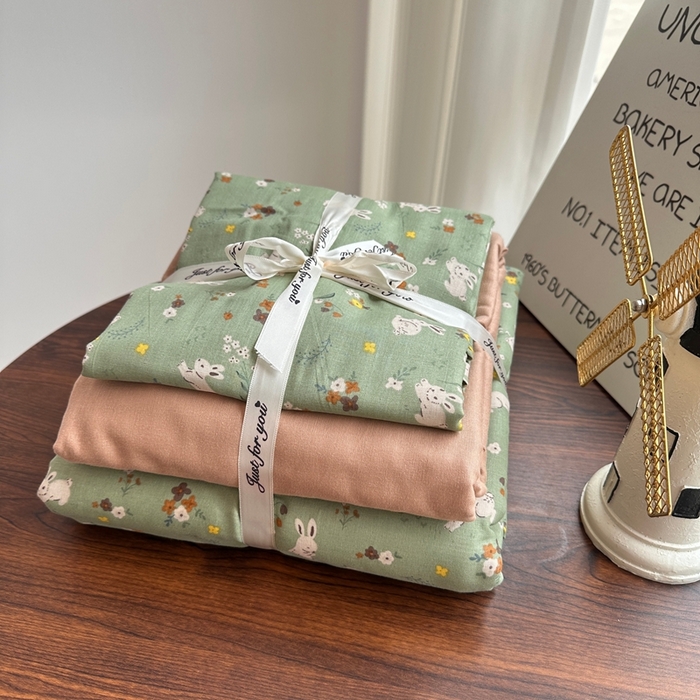 91家纺网 家纺一手货源 找家纺 爱思佳 2024新款A类母婴全棉双层纱印花四件套直播热卖系列-系列一 秘境小兔