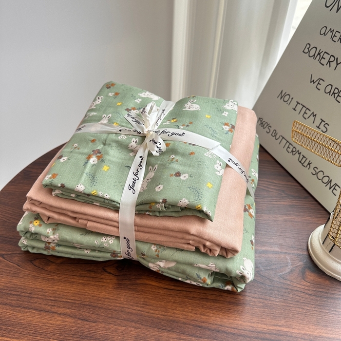 91家纺网 家纺一手货源 找家纺 爱思佳 2024新款A类母婴全棉双层纱印花四件套直播热卖系列-系列一 秘境小兔