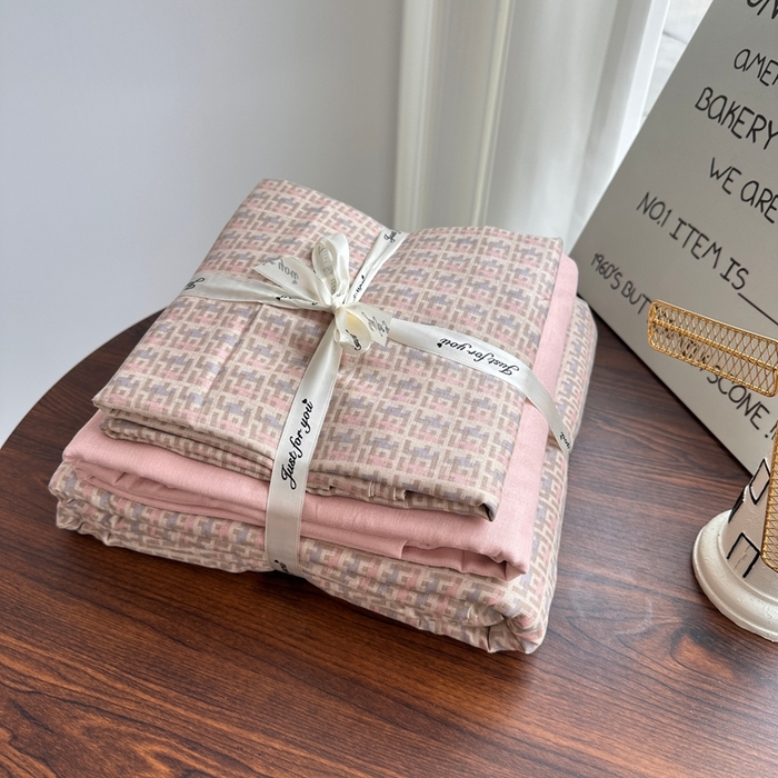 91家纺网 家纺一手货源 找家纺 爱思佳 2024新款A类母婴全棉双层纱印花四件套直播热卖系列-系列一 西西里-粉