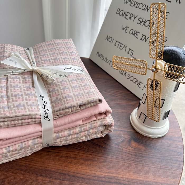 91家纺网 家纺一手货源 找家纺 爱思佳 2024新款A类母婴全棉双层纱印花四件套直播热卖系列-系列一 西西里-粉