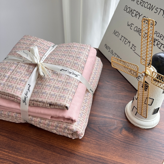 91家纺网 家纺一手货源 找家纺 爱思佳 2024新款A类母婴全棉双层纱印花四件套直播热卖系列-系列一 西西里-粉