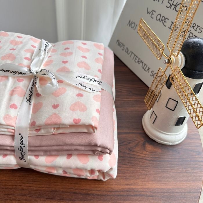 91家纺网 家纺一手货源 找家纺 爱思佳 2024新款A类母婴全棉双层纱印花四件套直播热卖系列-系列一 小粉心