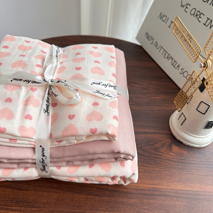 91家纺网 家纺一手货源 找家纺 爱思佳 2024新款A类母婴全棉双层纱印花四件套直播热卖系列-系列一 小粉心