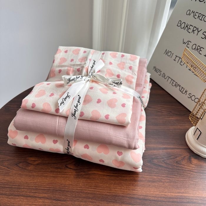 91家纺网 家纺一手货源 找家纺 爱思佳 2024新款A类母婴全棉双层纱印花四件套直播热卖系列-系列一 小粉心