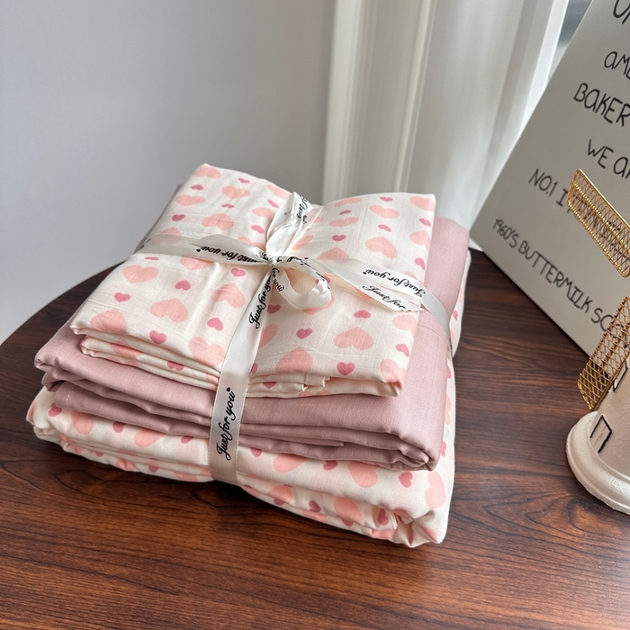 91家纺网 家纺一手货源 找家纺 爱思佳 2024新款A类母婴全棉双层纱印花四件套直播热卖系列-系列一 小粉心