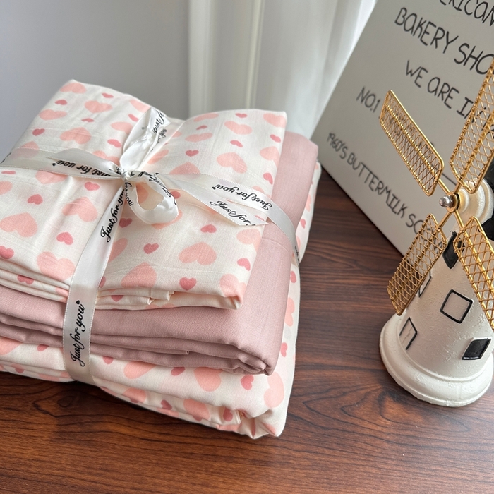 91家纺网 家纺一手货源 找家纺 爱思佳 2024新款A类母婴全棉双层纱印花四件套直播热卖系列-系列一 小粉心