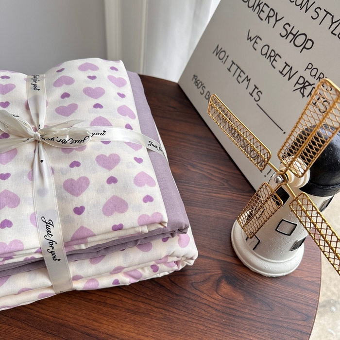 91家纺网 家纺一手货源 找家纺 爱思佳 2024新款A类母婴全棉双层纱印花四件套直播热卖系列-系列一 小紫心