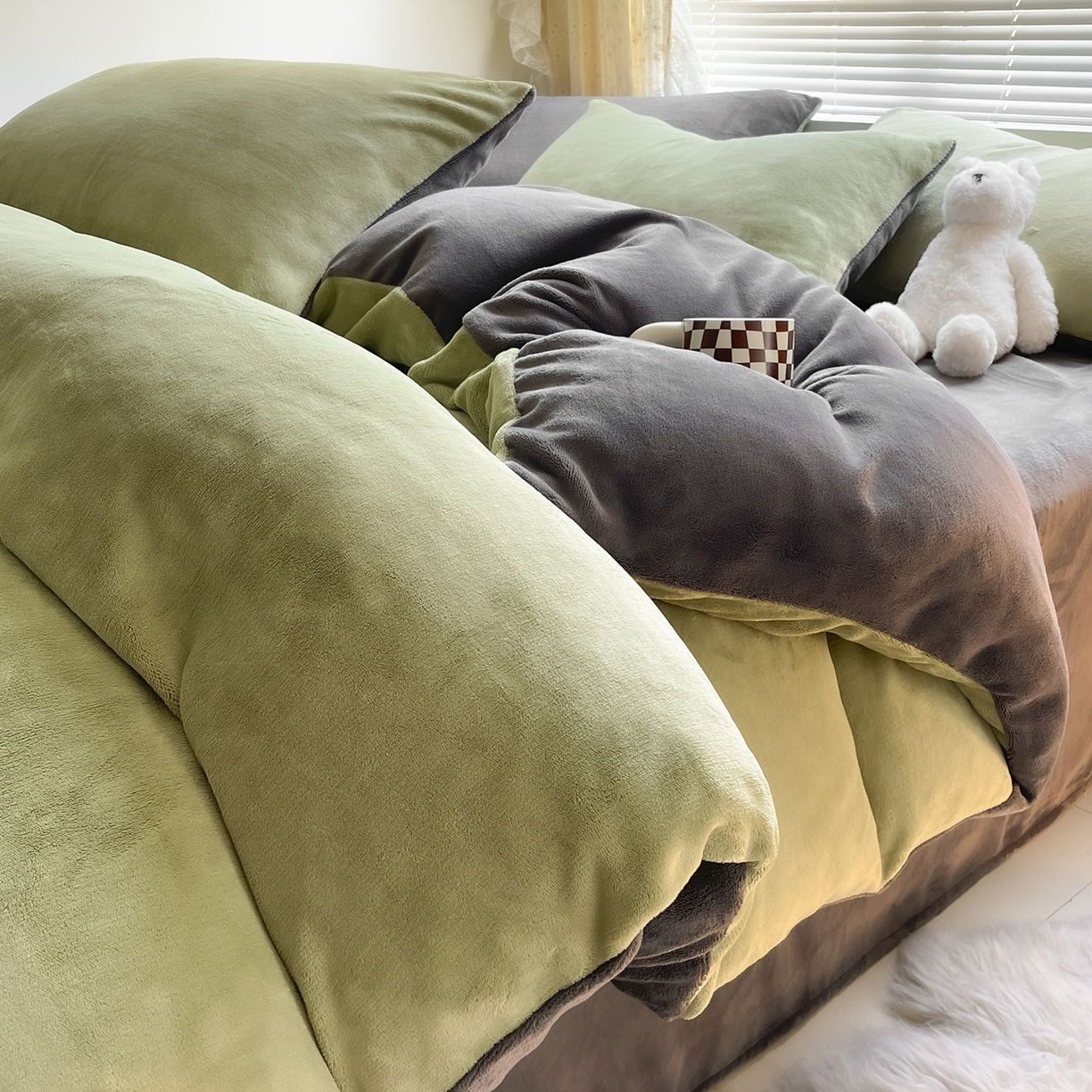 91家纺网 家纺一手货源 找家纺 酱子 2025新款纯色双拼牛奶绒四件套190克 榄绿+深灰