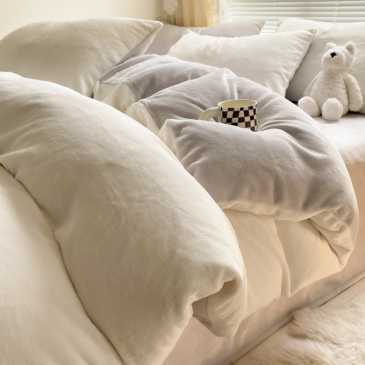 91家纺网 家纺一手货源 找家纺 酱子 2025新款纯色双拼牛奶绒四件套190克 米白+米灰