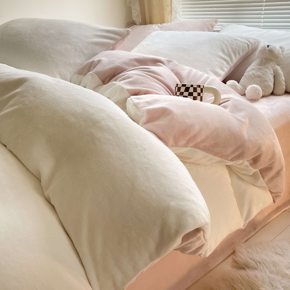 91家纺网 家纺一手货源 找家纺 酱子 2025新款纯色双拼牛奶绒四件套190克 米白+桃粉