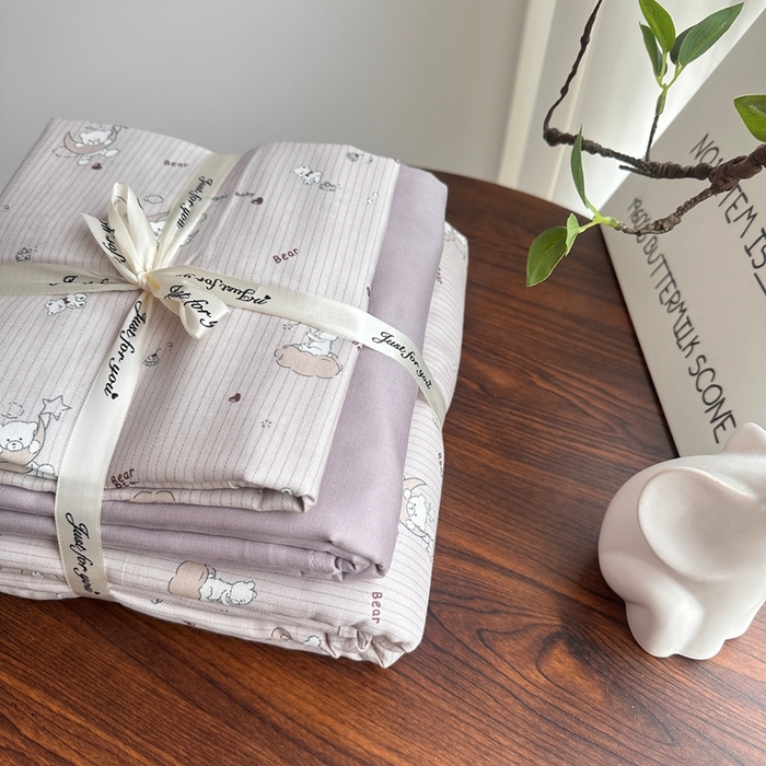 91家纺网 家纺一手货源 找家纺 爱思佳 2024新款A类母婴全棉双层纱印花四件套直播热卖系列-系列一 月亮熊