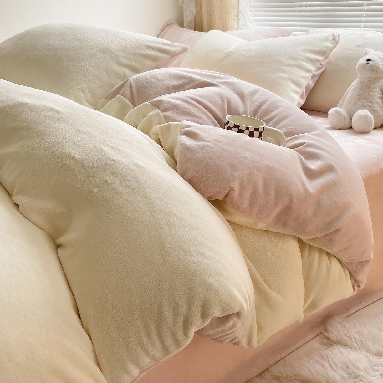 91家纺网 家纺一手货源 找家纺 酱子 2025新款纯色双拼牛奶绒四件套190克 奶黄+桃粉
