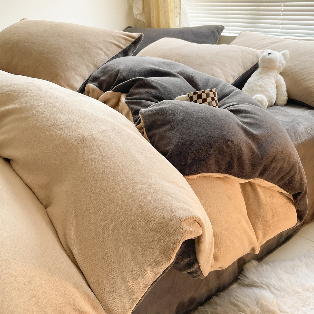 91家纺网 家纺一手货源 找家纺 酱子 2025新款纯色双拼牛奶绒四件套190克 奶咖+深灰