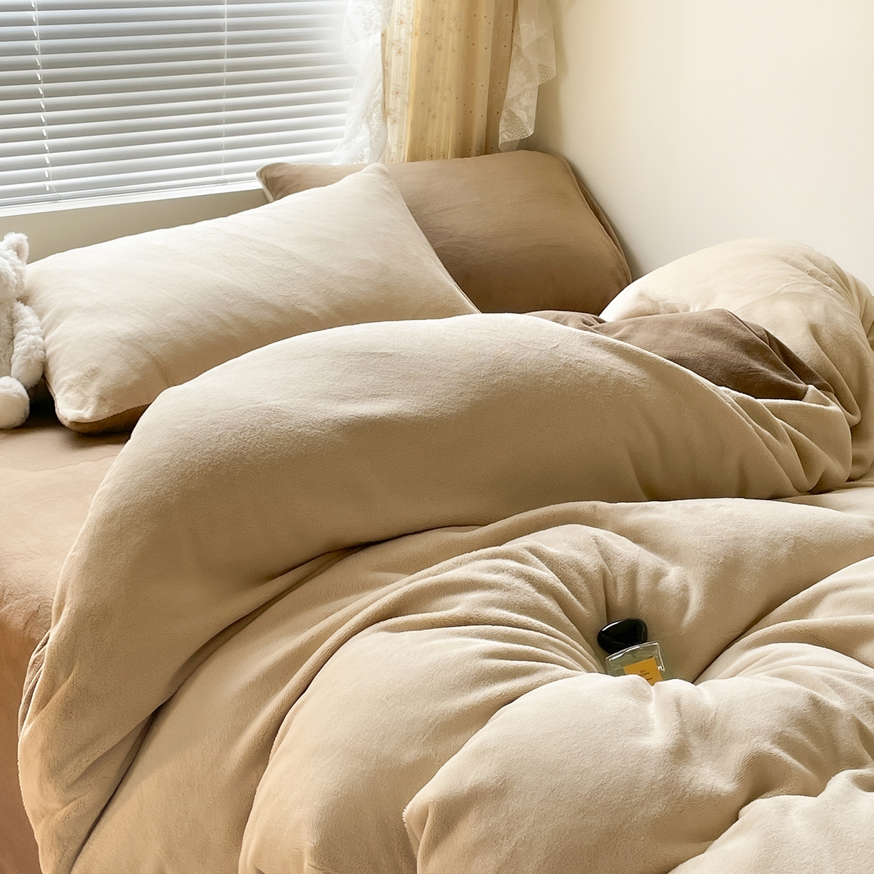 91家纺网 家纺一手货源 找家纺 酱子 2025新款纯色双拼牛奶绒四件套190克 米杏+茶咖