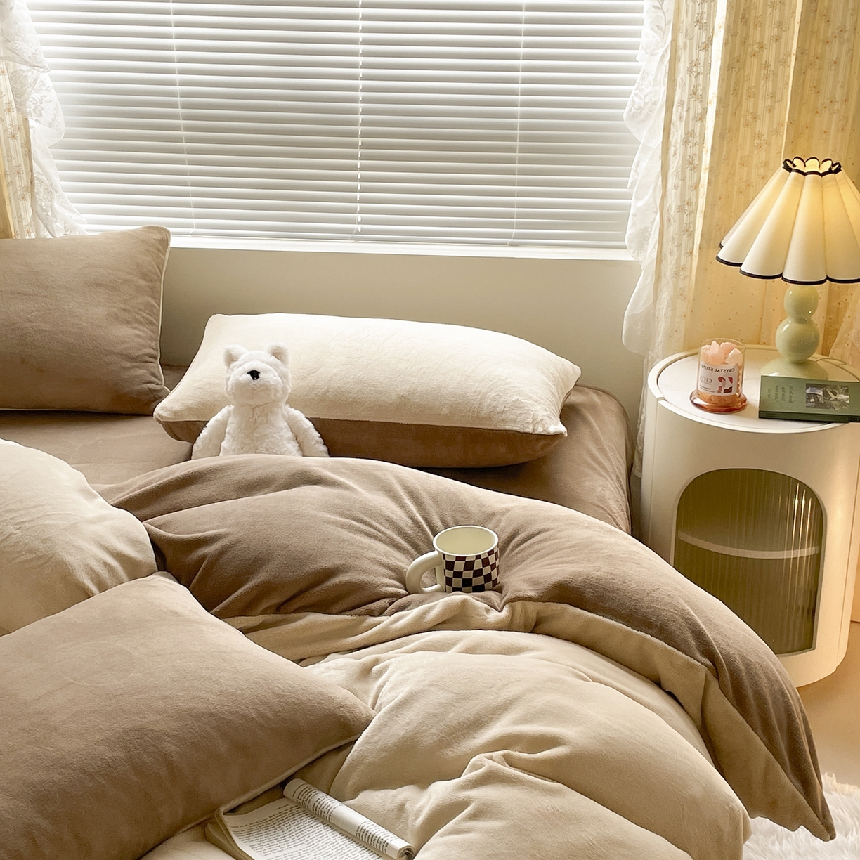 91家纺网 家纺一手货源 找家纺 酱子 2025新款纯色双拼牛奶绒四件套190克 米杏+茶咖