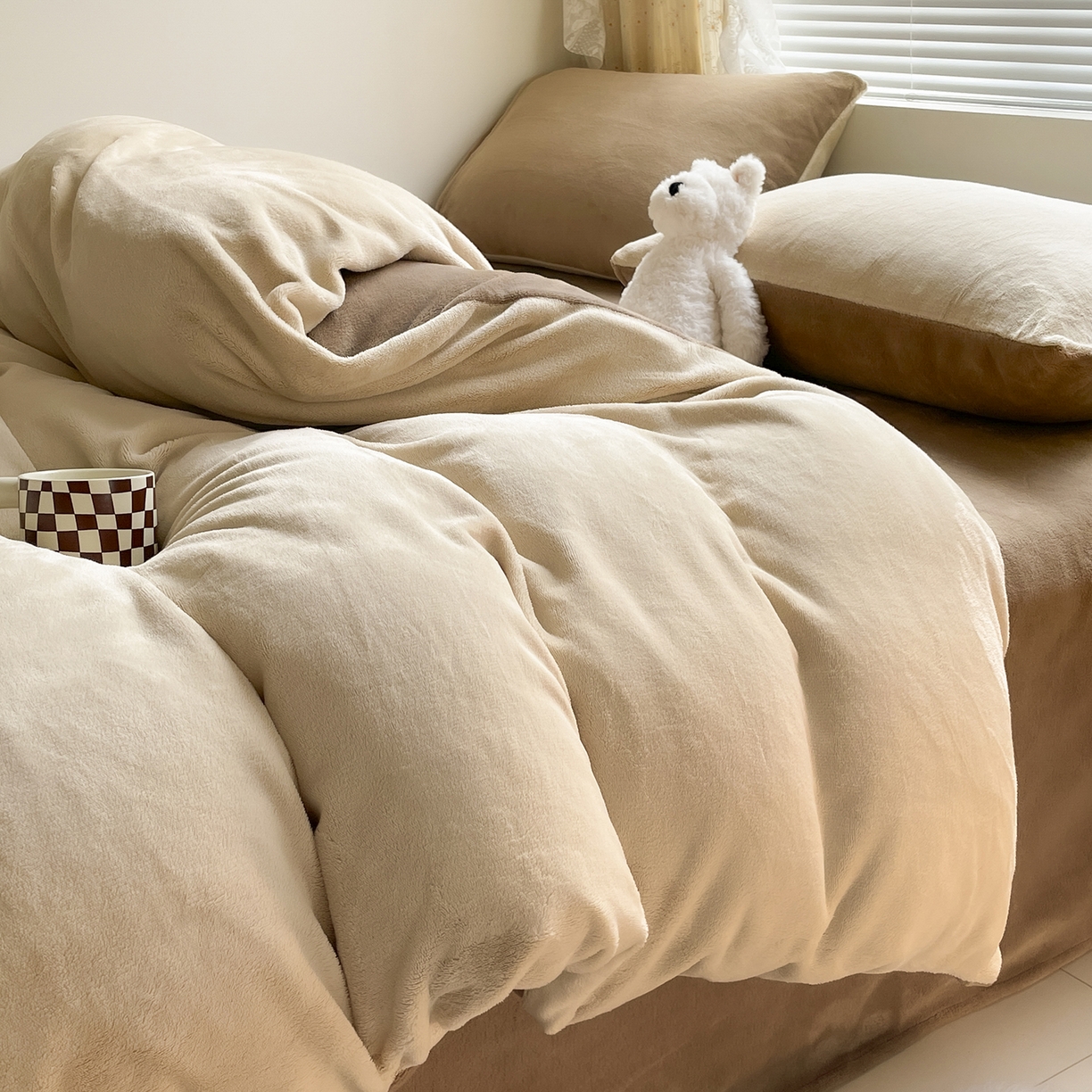 91家纺网 家纺一手货源 找家纺 酱子 2025新款纯色双拼牛奶绒四件套190克 米杏+茶咖