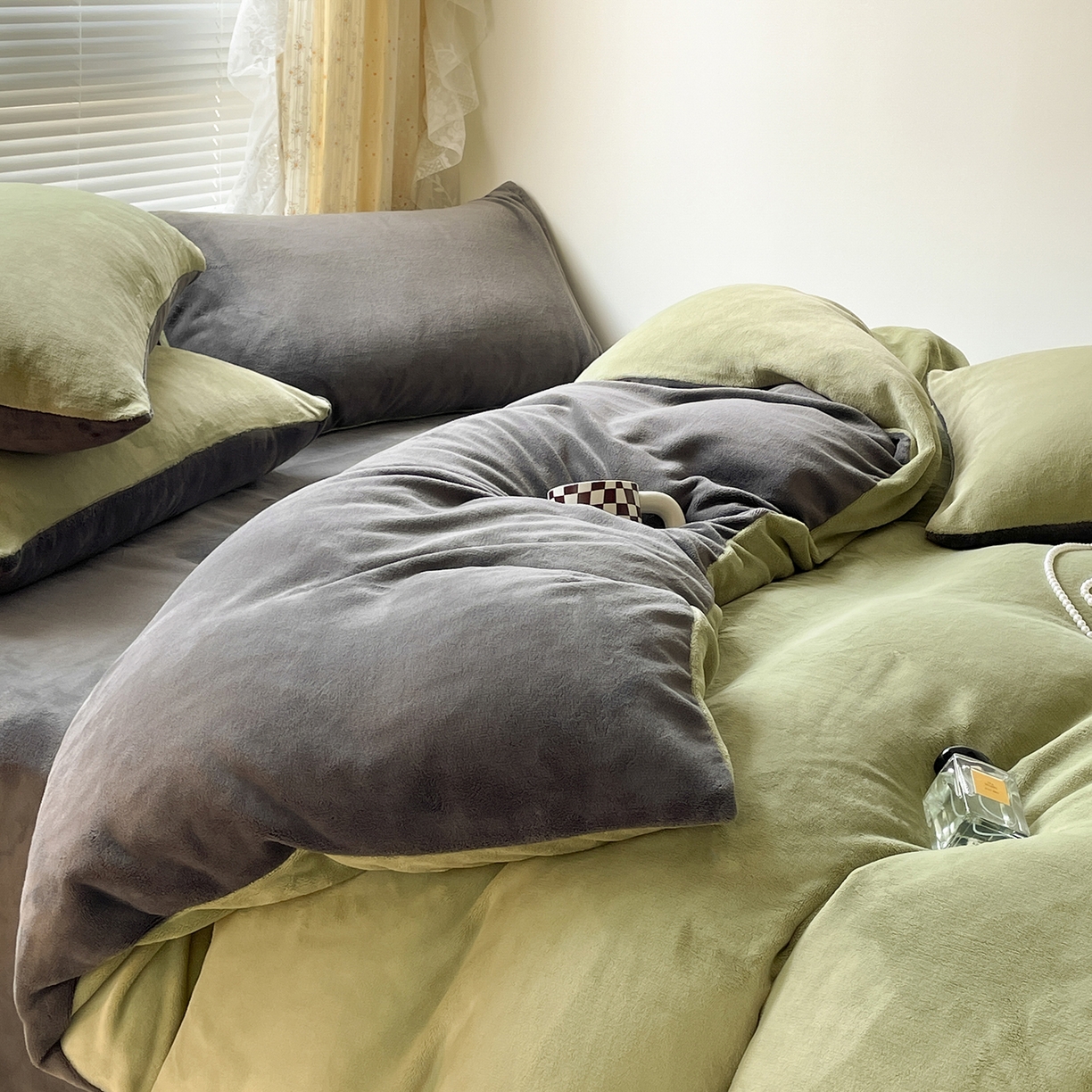91家纺网 家纺一手货源 找家纺 酱子 2025新款纯色双拼牛奶绒四件套190克 榄绿+深灰