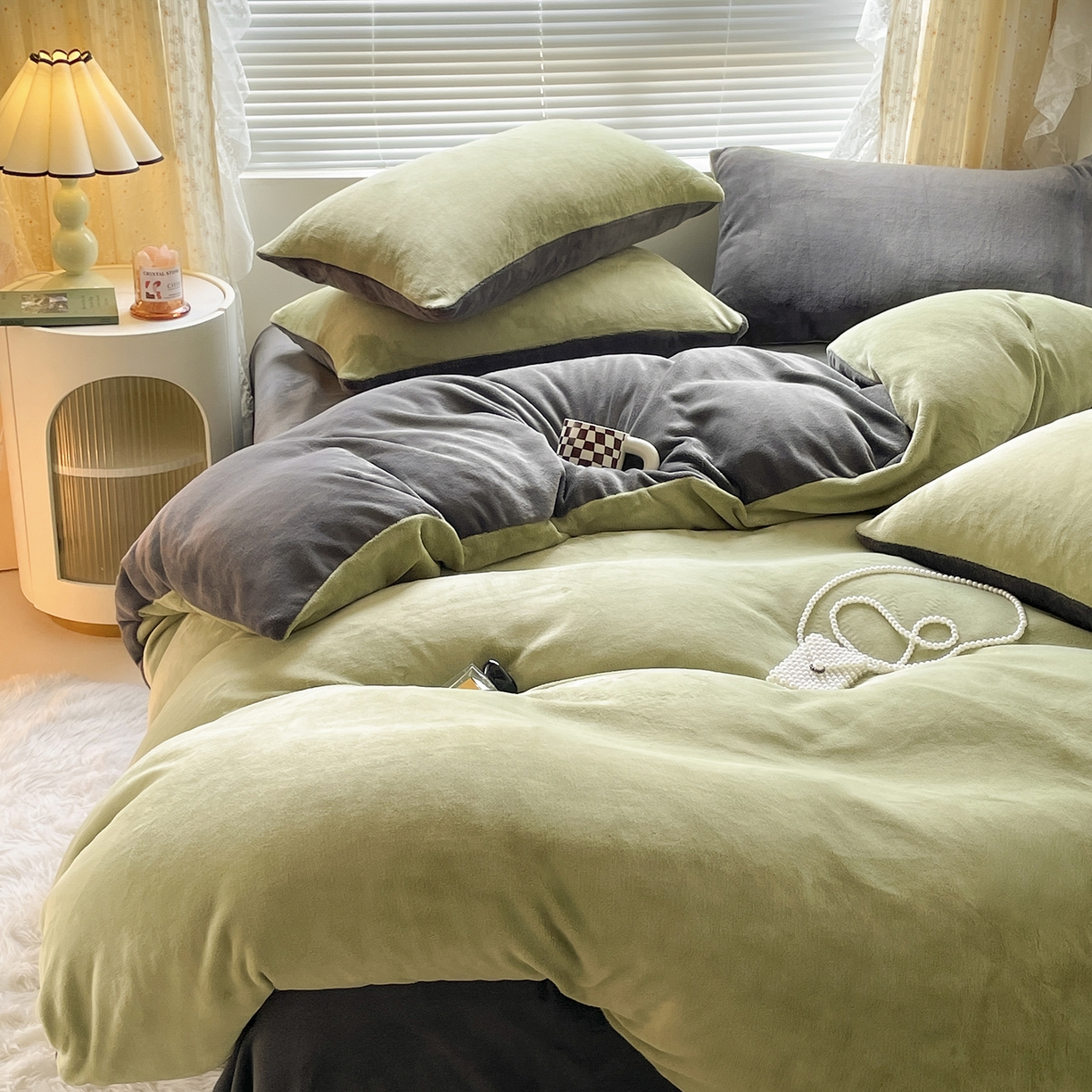 91家纺网 家纺一手货源 找家纺 酱子 2025新款纯色双拼牛奶绒四件套190克 榄绿+深灰