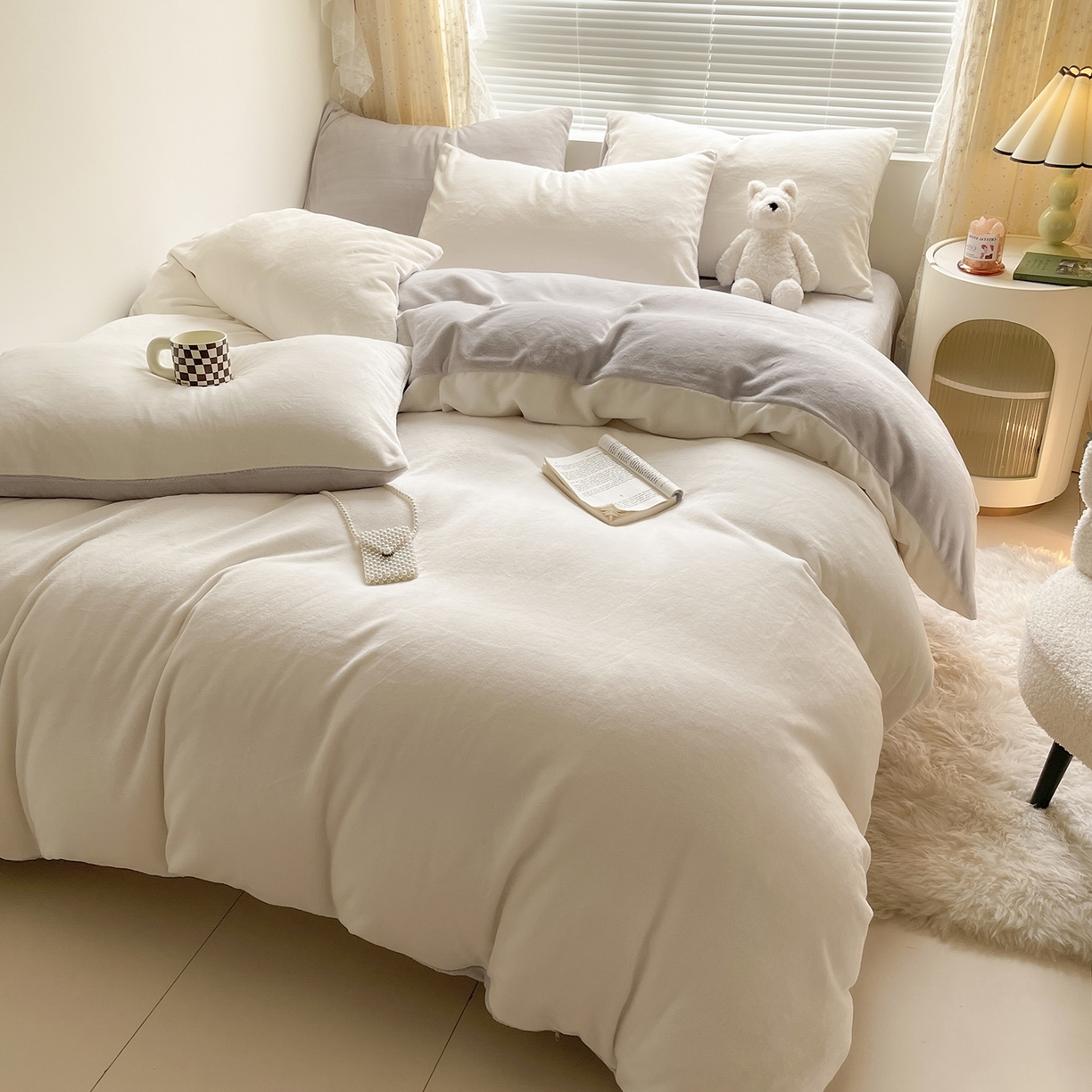 91家纺网 家纺一手货源 找家纺 酱子 2025新款纯色双拼牛奶绒四件套190克 米白+米灰