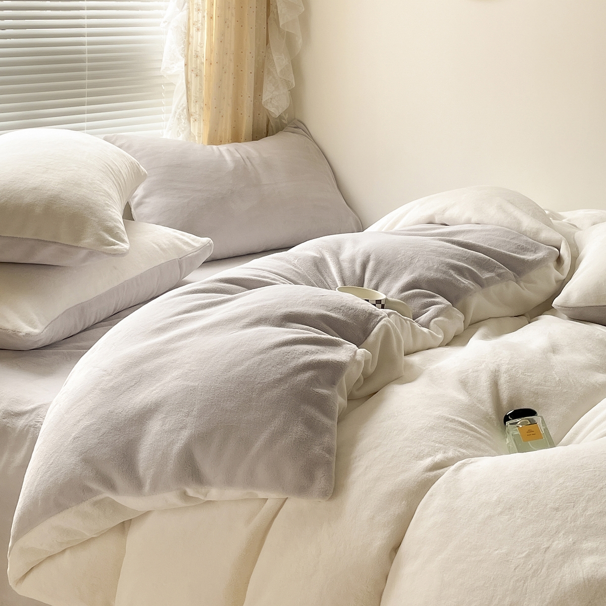 91家纺网 家纺一手货源 找家纺 酱子 2025新款纯色双拼牛奶绒四件套190克 米白+米灰