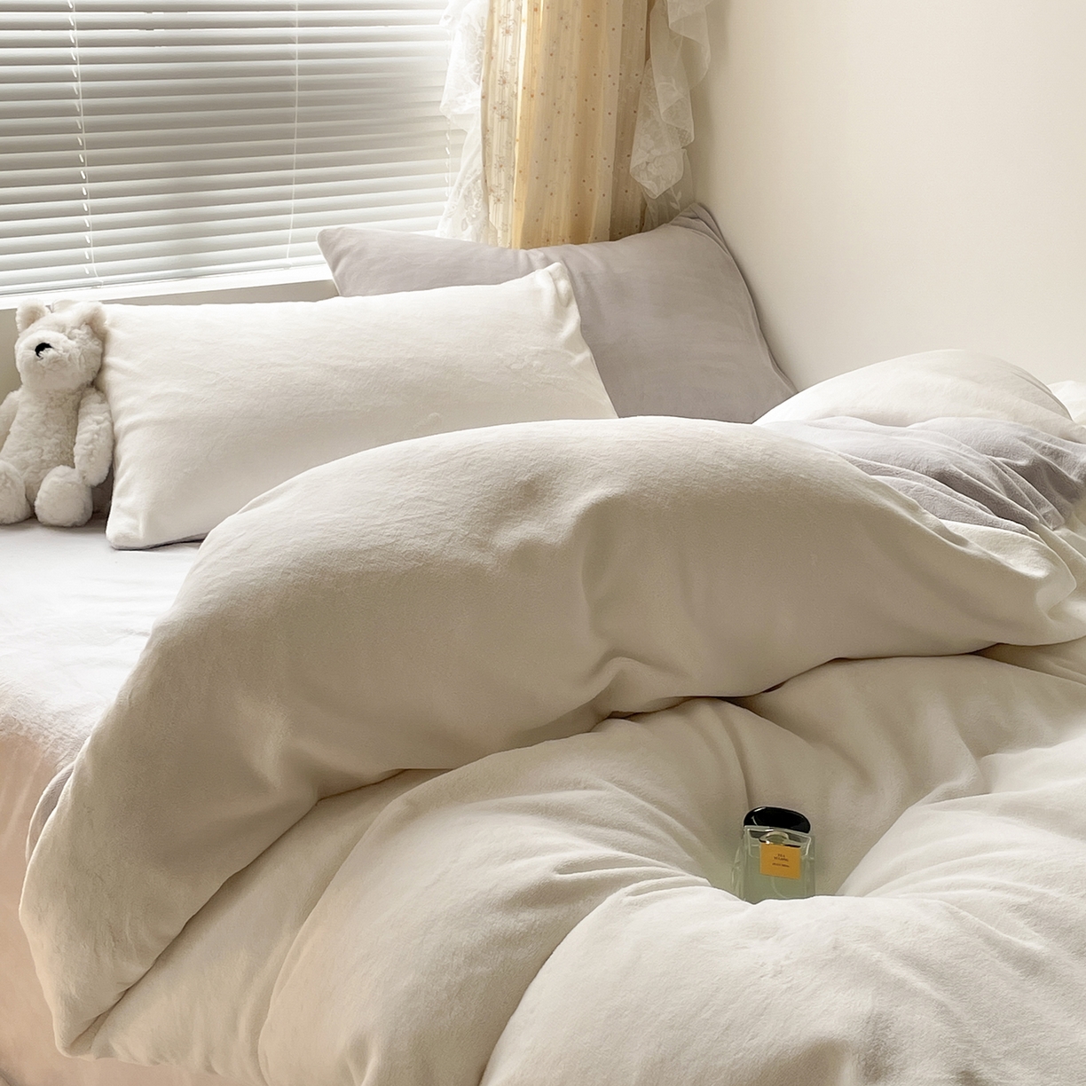 91家纺网 家纺一手货源 找家纺 酱子 2025新款纯色双拼牛奶绒四件套190克 米白+米灰